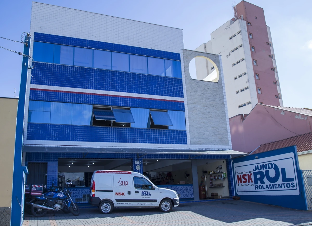 Fachada da Jund-Rol em Jundiaí e van da empresa